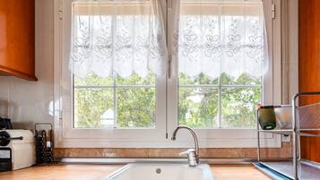 Jääkaappi, mikroaaltouuni, liesi, astianpesukone