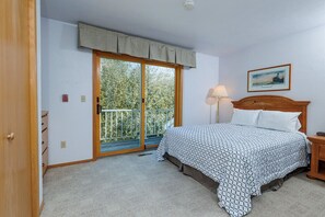 2 bedrooms, iron/ironing board, free WiFi, bed sheets - Walk to Downtown Fish Creek, Steps from Door Community Auditorium (Fish Creek)