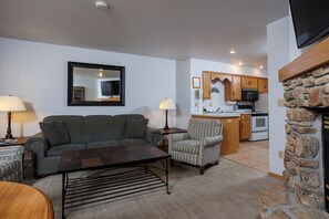 Smart TV, fireplace - Walk to Downtown Fish Creek, Steps from Door Community Auditorium (Fish Creek)