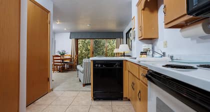 Walk to Downtown Fish Creek, Steps from Door Community Auditorium