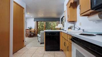 Coffee/tea maker, fridge, microwave, oven