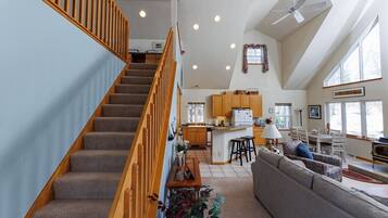 Smart TV, chimenea, videojuegos, libros