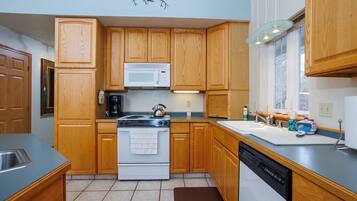 Microondas, horno, placa de cocina, lavavajillas