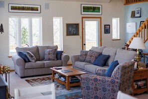 Älytelevisio, takka, videopelejä, kirjoja