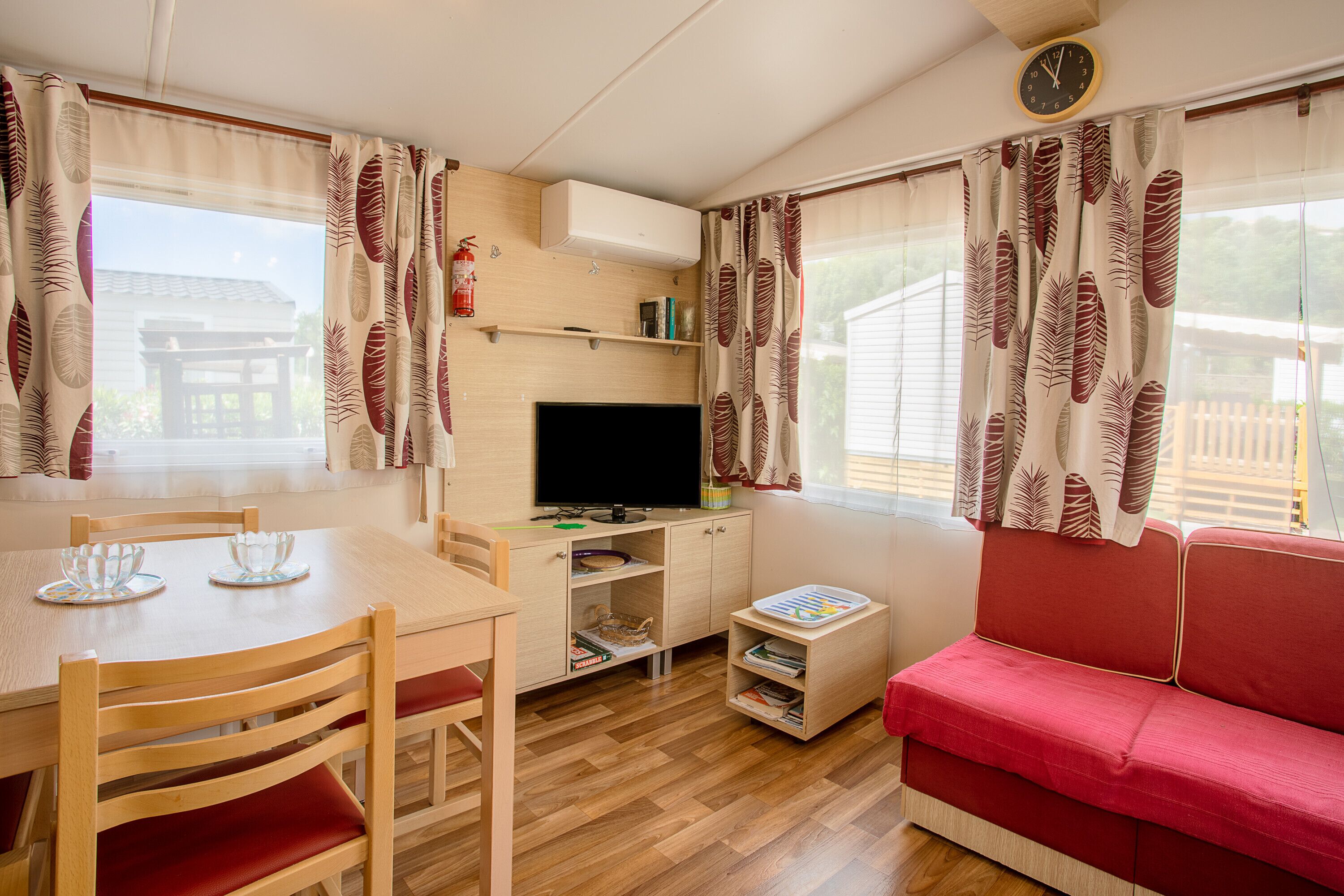 Caravan 'Mobil Home Frejus' with Private Terrace and Wi-Fi