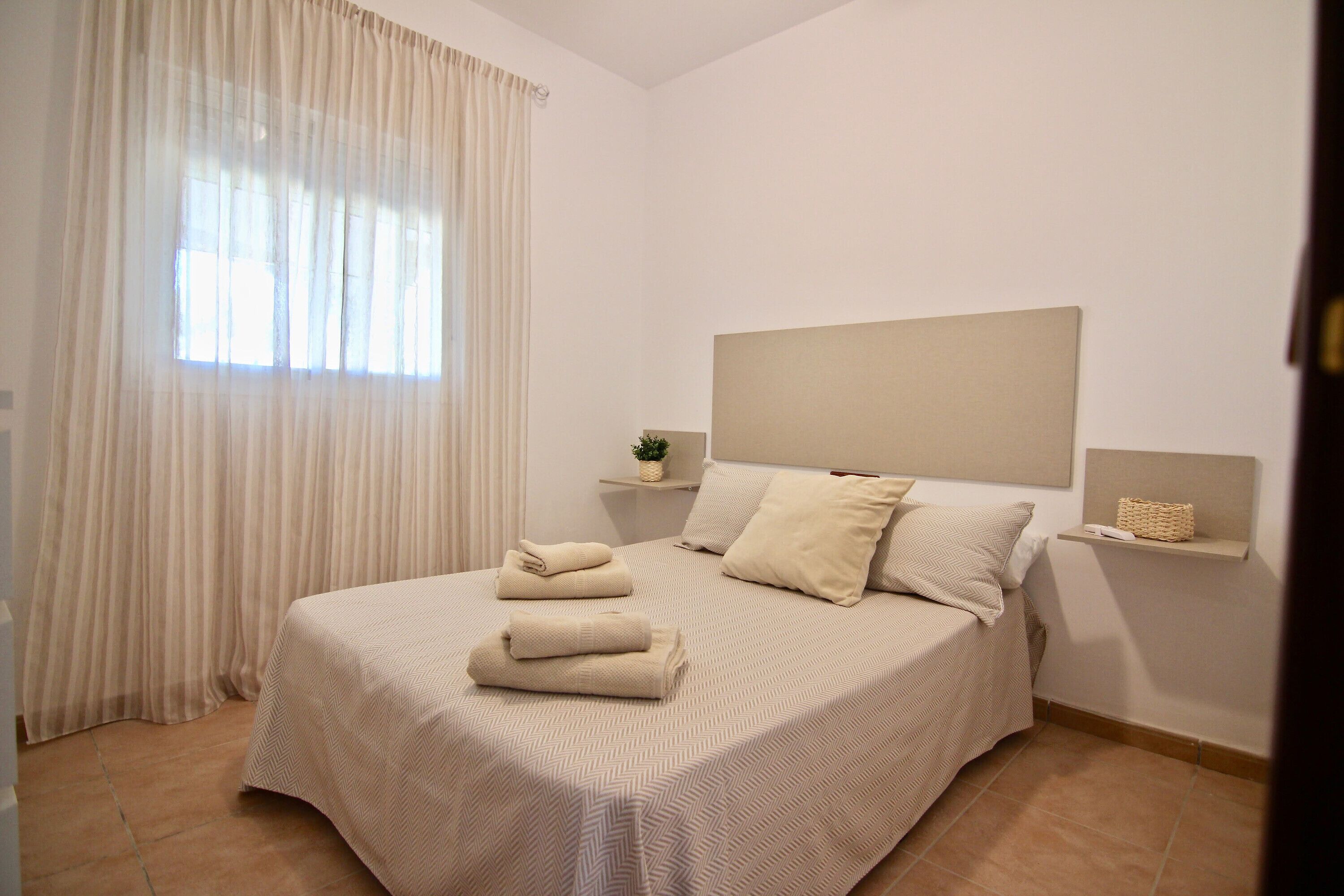 4 makuuhuonetta, silitysrauta/-lauta, ilmainen Wi-Fi, vuodevaatteet