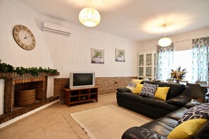 Televisie en een open haard