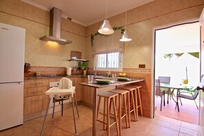 Køleskab, mikrobølgeovn, ovn, kogeplade