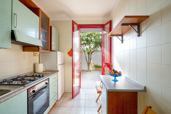 Frigorifero, forno, piano cottura, bollitore elettrico