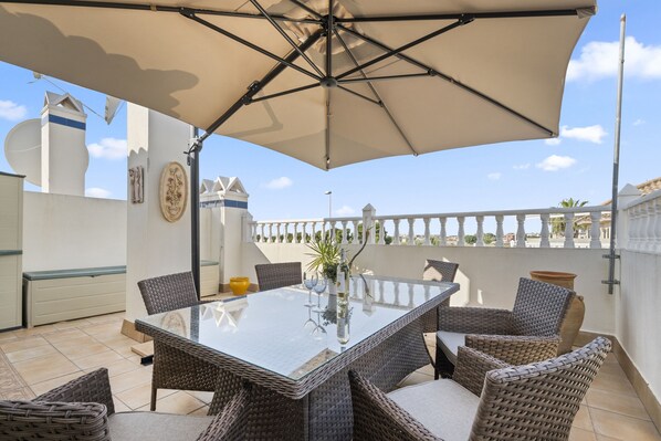 Outdoor dining - Holiday Home "Un Regalo de Corazón" with Shared Pool & Wi-Fi (Orihuela)