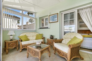 TV - Holiday Home "Un Regalo de Corazón" with Shared Pool & Wi-Fi (Orihuela)