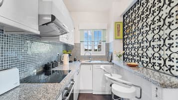 Køleskab, mikrobølgeovn, ovn, kogeplade