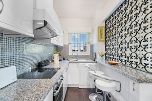 Geladeira, micro-ondas, fogão, cooktop