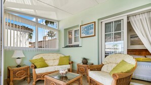 A room with a sofa, two armchairs, a glass coffee table, and a side table with a lamp. - Holiday Home "Un Regalo de Corazón" with Shared Pool & Wi-Fi (Orihuela)