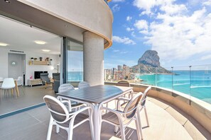 Outdoor dining - Apartment "Infinium 12b" with Shared Pool & Wi-Fi (CALPE)