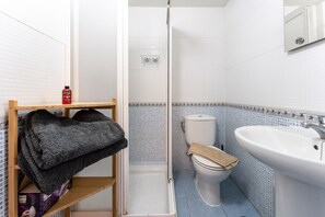 Bathtub, hair dryer, towels - Apartment 'Apartamento Postal' with Balcony, Wi-Fi and Air Conditioning (Fuengirola)