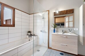 Bathtub, hair dryer, towels - Holiday Home "Casa La Plaza" with Mountain Views, Private Pool and Wi-Fi (El paso)