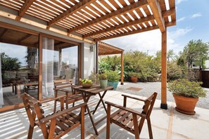 Outdoor dining - Vacation Home "Casa La Plaza' with Mountain View, Private Pool & Wi-Fi (El paso)
