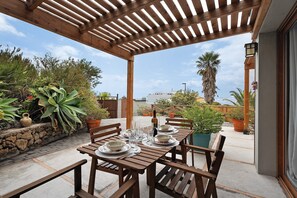 Outdoor dining - Vacation Home "Casa La Plaza' with Mountain View, Private Pool & Wi-Fi (El paso)