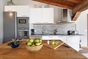 Fridge, microwave, oven, stovetop - Vacation Home "Casa La Plaza' with Mountain View, Private Pool & Wi-Fi (El paso)