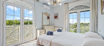 Villa 'Bonavista' with Pool, Terrace, Balcony & Wi-Fi