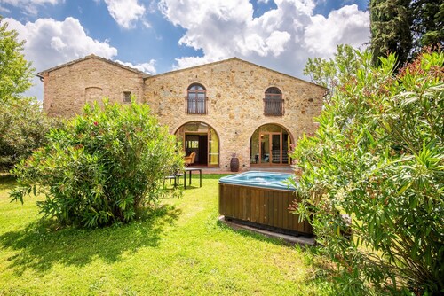 Farmhouse "Le Volpaie - Appartamento Maria" with Private Garden, Whirlpool & Wi-Fi