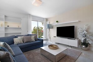 Tv och ett bordtennisbord