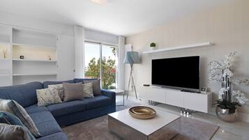 TV, tavolo da ping pong