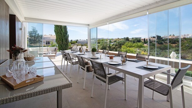 A spacious outdoor dining area with a clear view of the cityscape. - Villa "Sweet Home Albufeira" with Private Pool, 2 Private Terraces & Wi-Fi (Albufeira)
