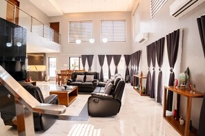 TV connectée, table de tennis de table, chaîne hi-fi