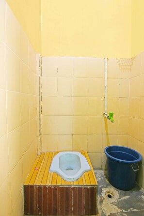 Kamar Twin Standar | Kamar mandi | Shower dan handuk