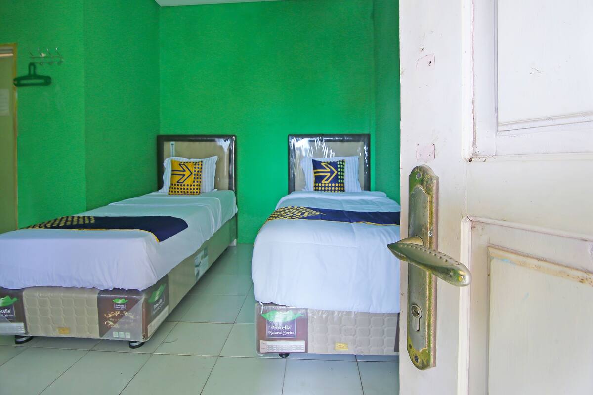 Habitación estándar con 2 camas individuales | Espacio para trabajar con laptop y ropa de cama