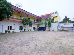 Vista frontal de la propiedad