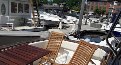 Yacht Rental 32ft Bayliner