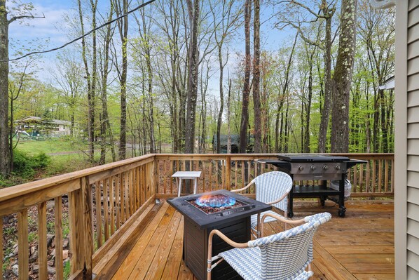 Property grounds - Casa di Montagna / 5BR / 3Bath / Pets Allowed - Near Water Parks & Restaurants! (Pocono Lake)