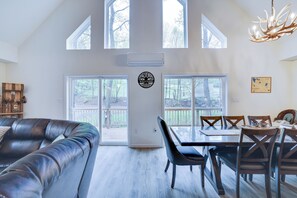 Dining - Casa di Montagna / 5BR / 3Bath / Pets Allowed - Near Water Parks & Restaurants! (Pocono Lake)