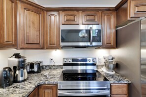 Fridge, microwave, oven, stovetop - Casa di Montagna / 5BR / 3Bath / Pets Allowed - Near Water Parks & Restaurants! (Pocono Lake)