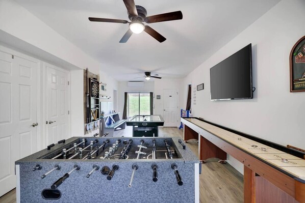 Games room - Pocono’s Cabin w/Hot tub, Firepit, Game room,Lakes (Pocono Lake)