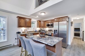 Fridge, microwave, oven, stovetop - Casa di Montagna / 5BR / 3Bath / Pets Allowed - Near Water Parks & Restaurants! (Pocono Lake)