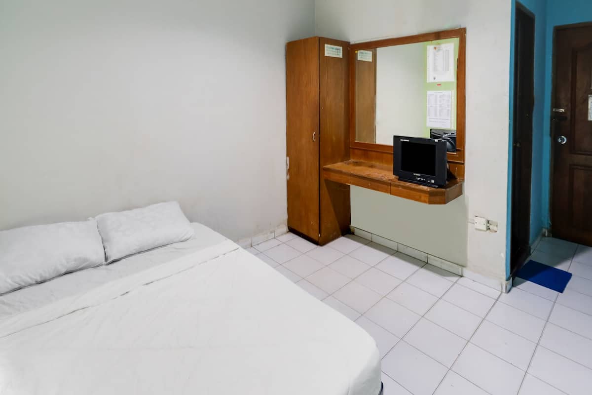 basic double room | bed sheets