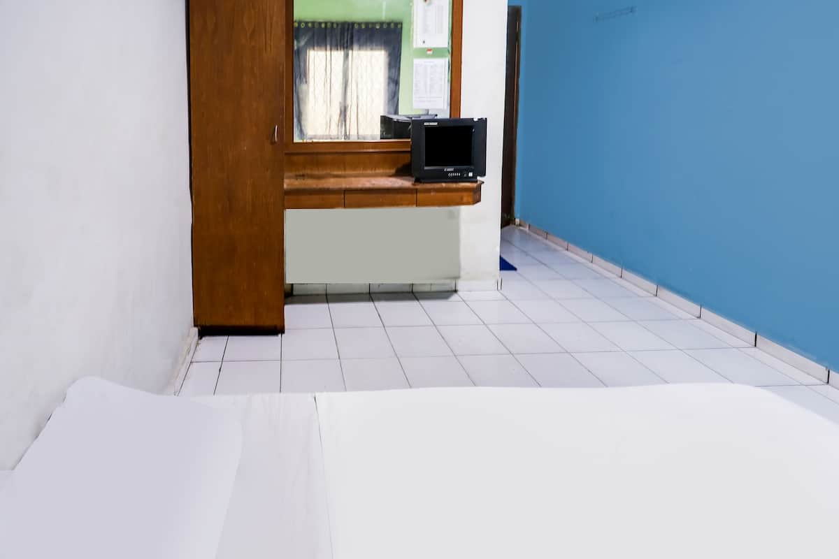 basic double room | bed sheets