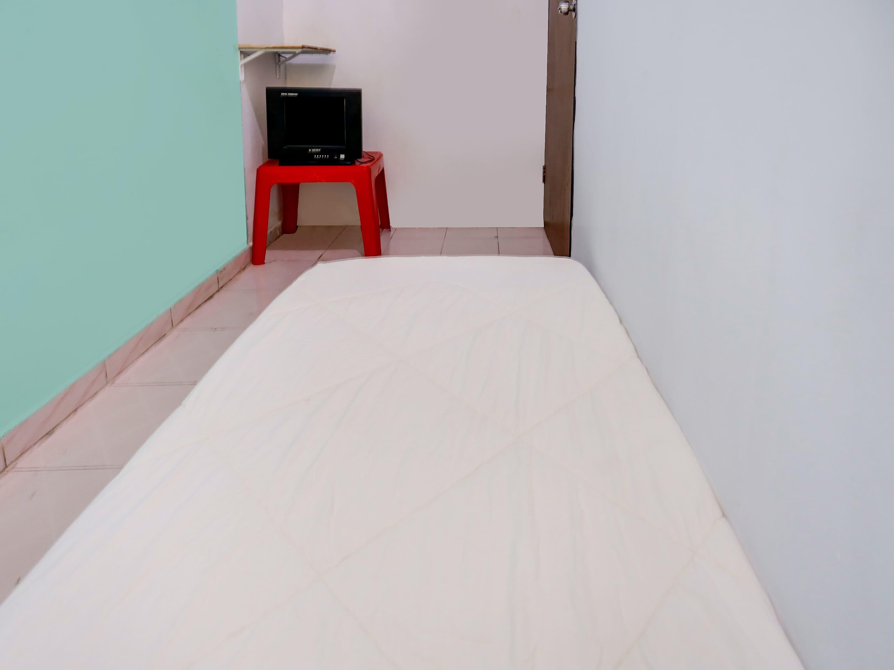 basic single room | bed sheets