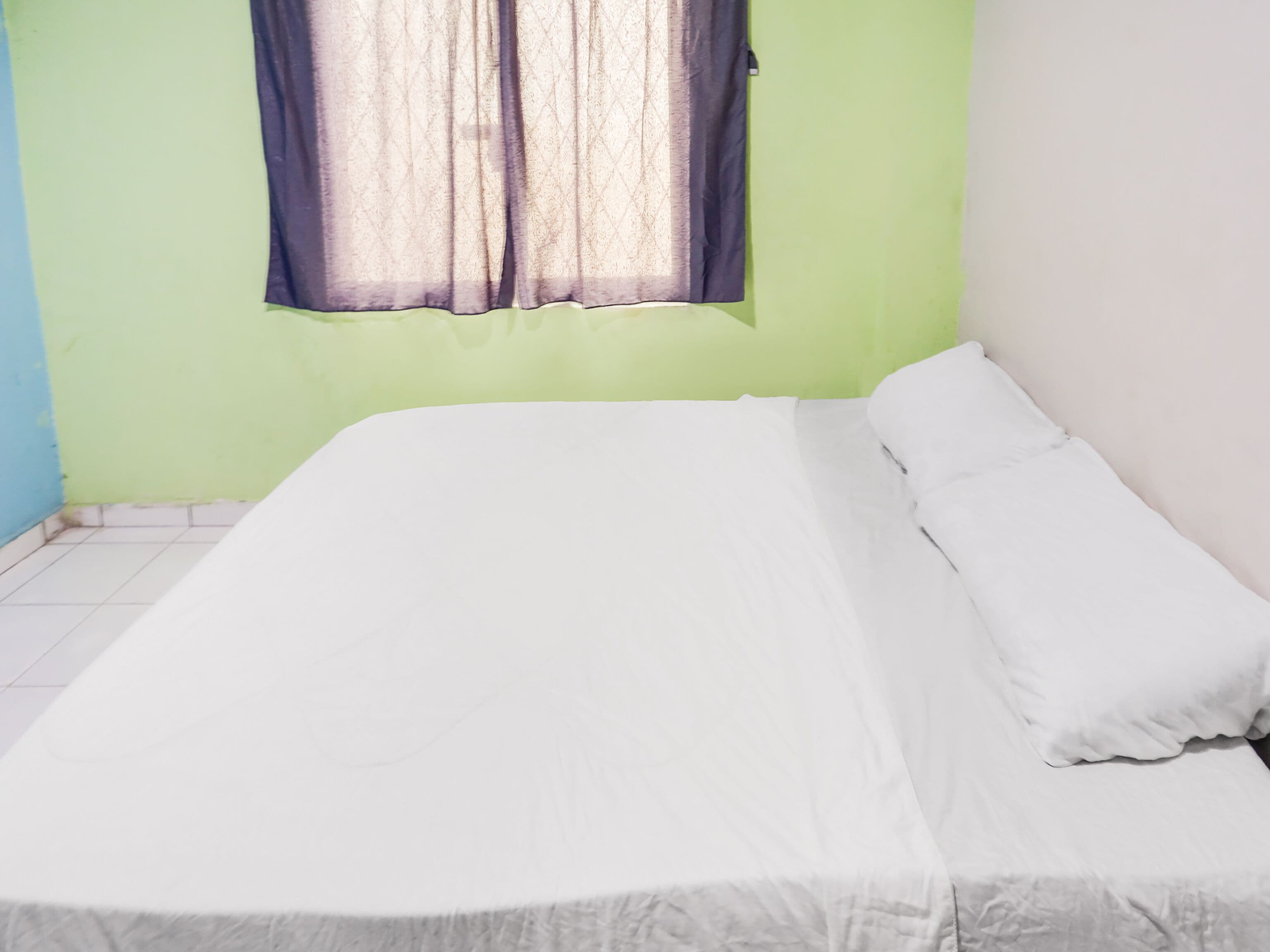 basic double room | bed sheets