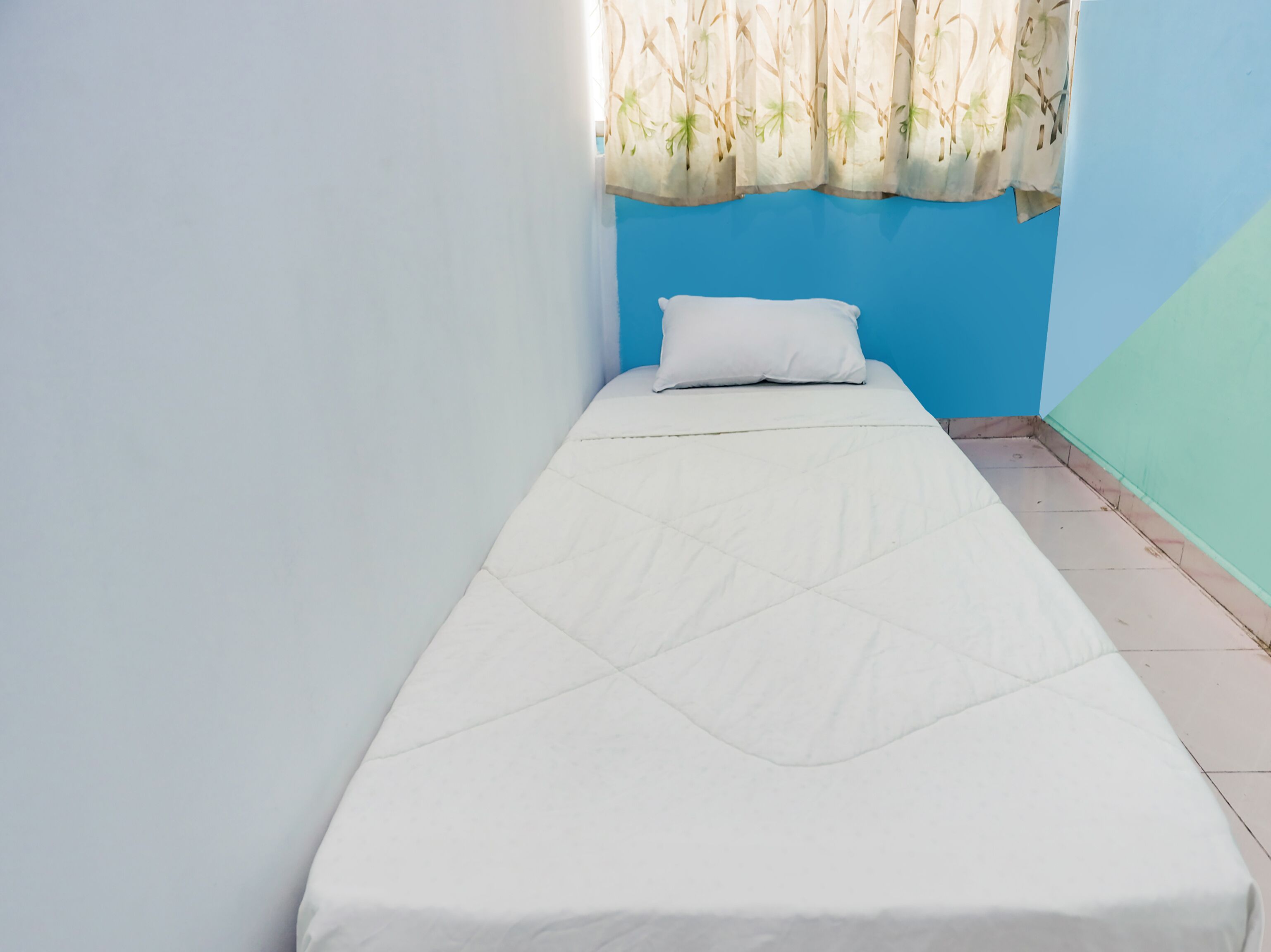 basic single room | bed sheets