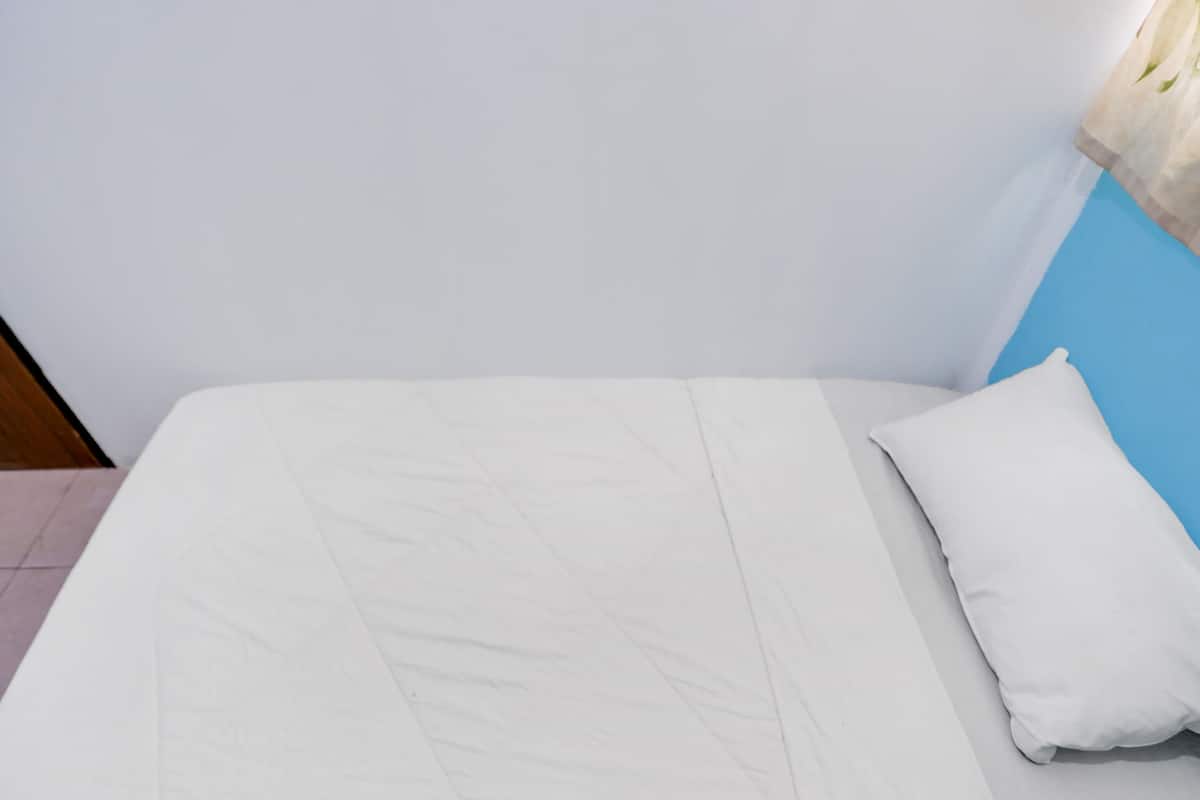 basic single room | bed sheets