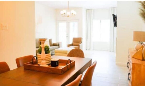 Interior - New renovated condo / lake view in Energy Corridor (Houston)