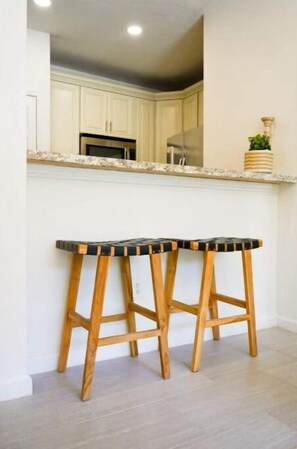 Interior - New renovated condo / lake view in Energy Corridor (Houston)