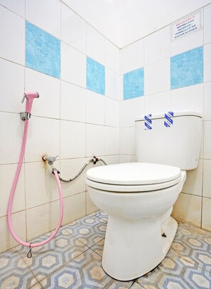 Chambre Double Standard | Salle de bain | Douche, serviettes fournies
