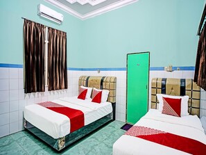 Desk, laptop workspace, free WiFi, bed sheets