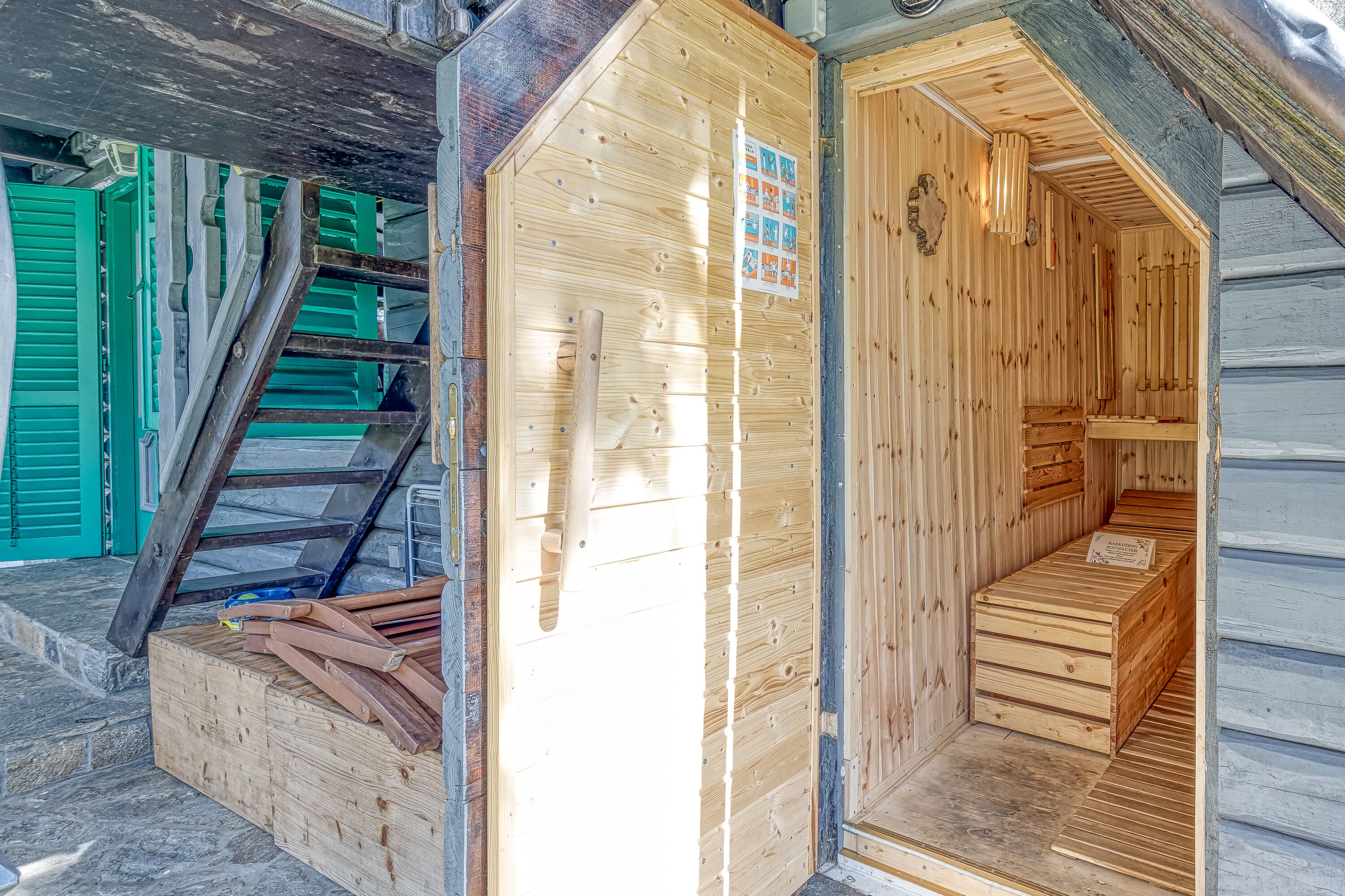 Un sauna en bois, avec un banc en bois et une échelle menant à une mezzanine.